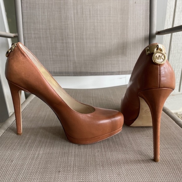 Michael Kors Hamilton Platform Leather Pumps Heels Caramel Tan Gold Lock - Picture 1 of 9
